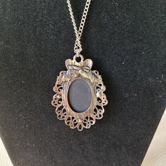 Cameo Necklace and Earring Set - Picture 4 of 8